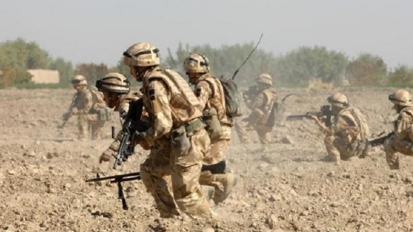 Las fuerzas británicas se acercan a una zona conocida como colina de la hamburguesa durante una patrulla en la provincia de Helmand, Afganistán 6 de noviembre de 2007.