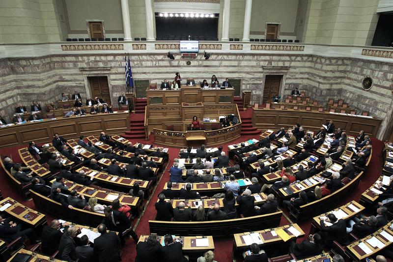 El compendio de reformas obtuvo el respaldo de 153 de los 155 diputados griegos.