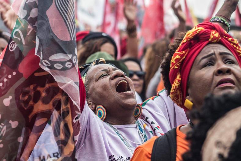 Mujeres afro marchan contra la violencia en Brasil