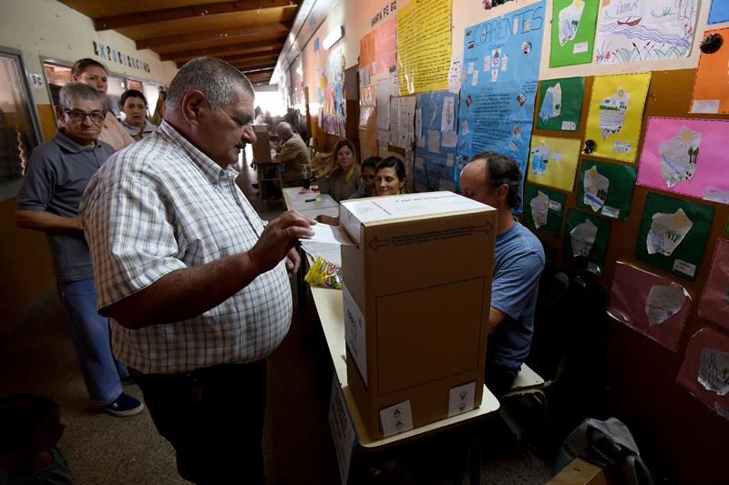 Electores argentinos votan para elegir presidente del país en el balotage entre Daniel Scioli y Mauricio Macri.