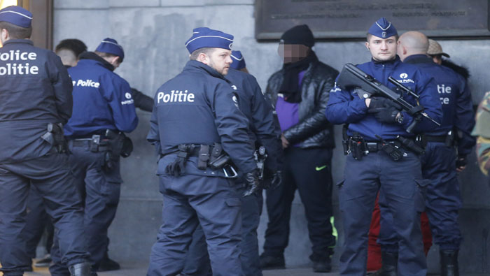 Efectivos de la policía belga detienen a varias personas en la estación central de autobuses de Bruselas.