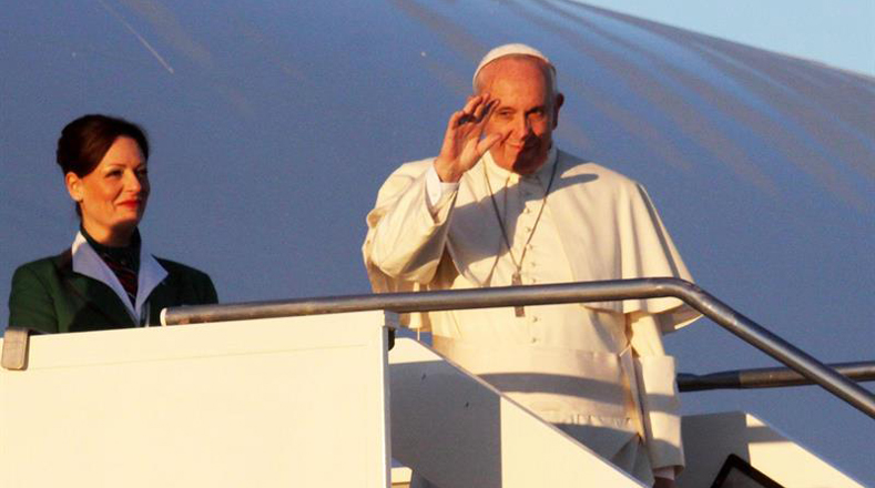 El papa Francisco llegó este miércoles al aeropuerto de Nairobi de Kenia donde fue recibido por distintas autoridades.