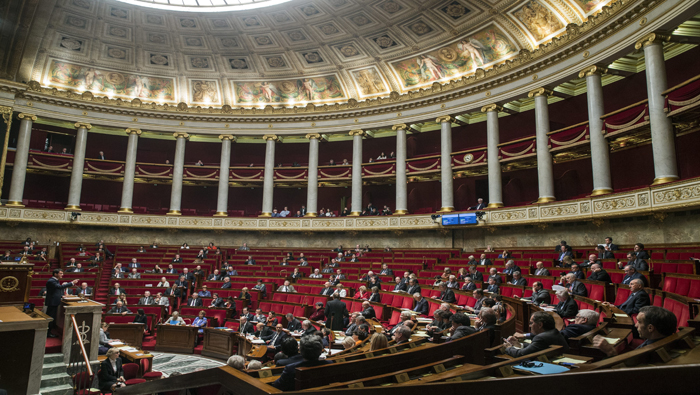 El Parlamento de Francia respaldó prolongar los bombardeos contra el Estado Islámico.