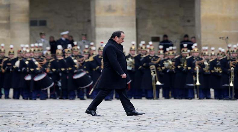 Francois Hollande a su llegada al llamado Palacio de Los Inválidos en París.