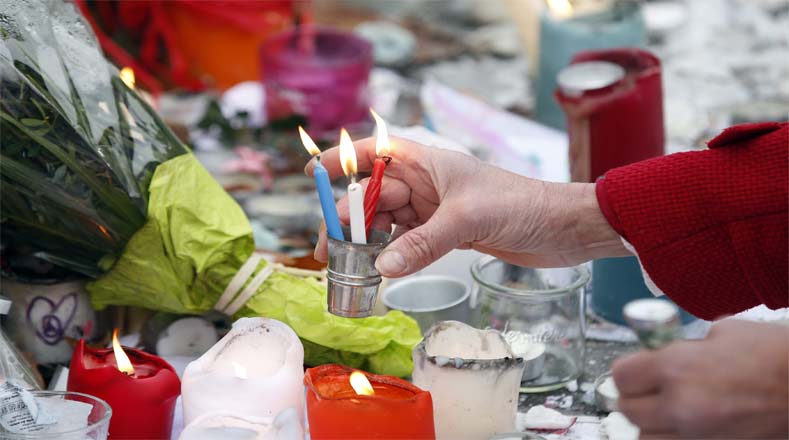 Las velas continúan encendidas desde aquel 13 de noviembre, por la paz y en rechazo al terrorismo.