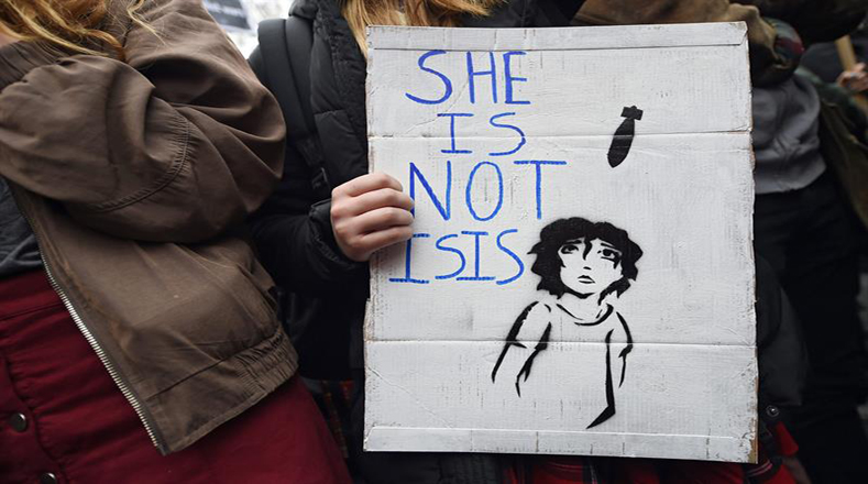 En el cartel se puede leer "Ella no es Isis".