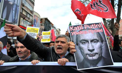 Manifestantes turcos se expresan contra Rusia, y en particular contra el mandatario Vladimir Putin, durante un mitin efectuado anteayer en Estambul