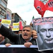 Manifestantes turcos se expresan contra Rusia, y en particular contra el mandatario Vladimir Putin, durante un mitin efectuado anteayer en Estambul