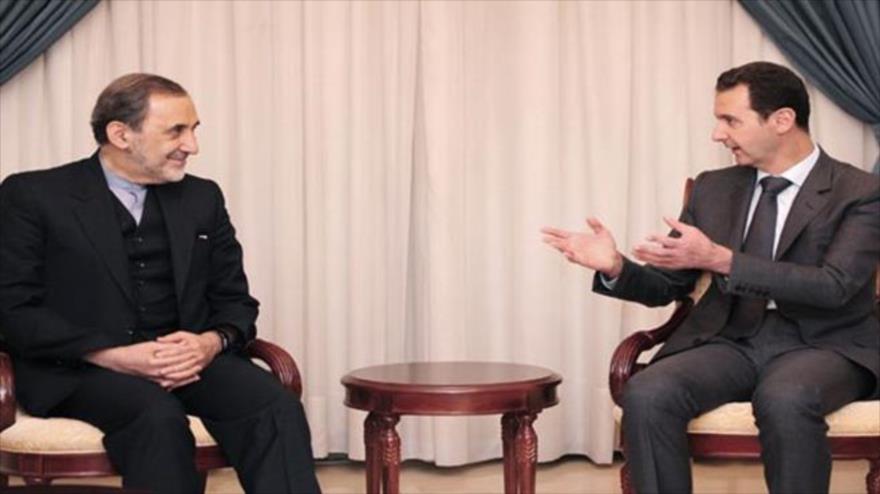 Bashar Al Assad y Ali Akbar Velayati conversando acerca del derecho a la soberanía siria