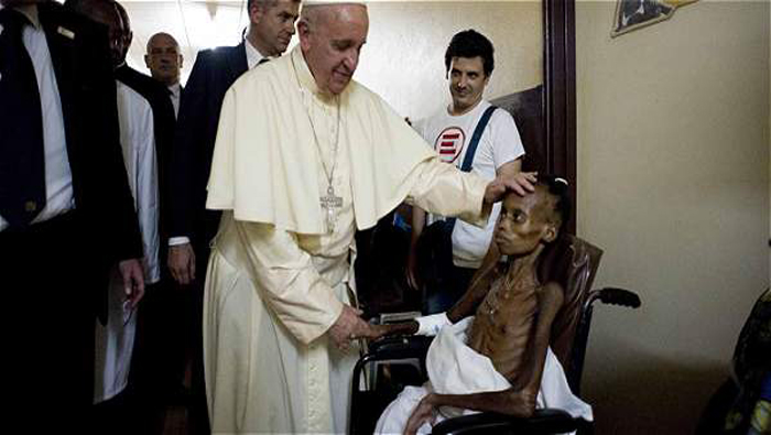 El papa Francisco junto a un niño enfermo en un hospital pediátrico de Bangui. El Sumo Pontífice llegó de sorpresa al lugar para llevar cajas con medicinas.