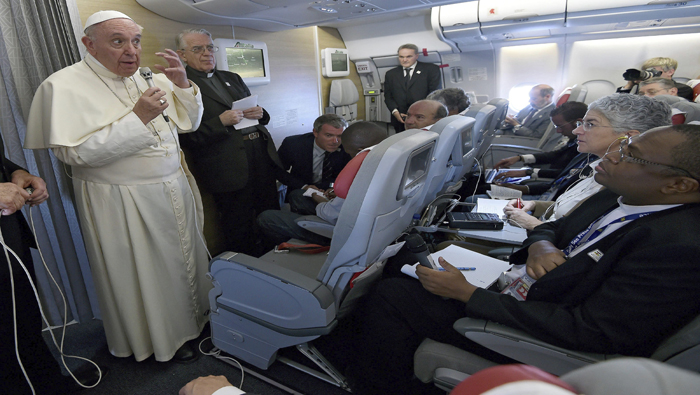 El papa Francisco se reunió con los periodistas en su regreso a Roma.