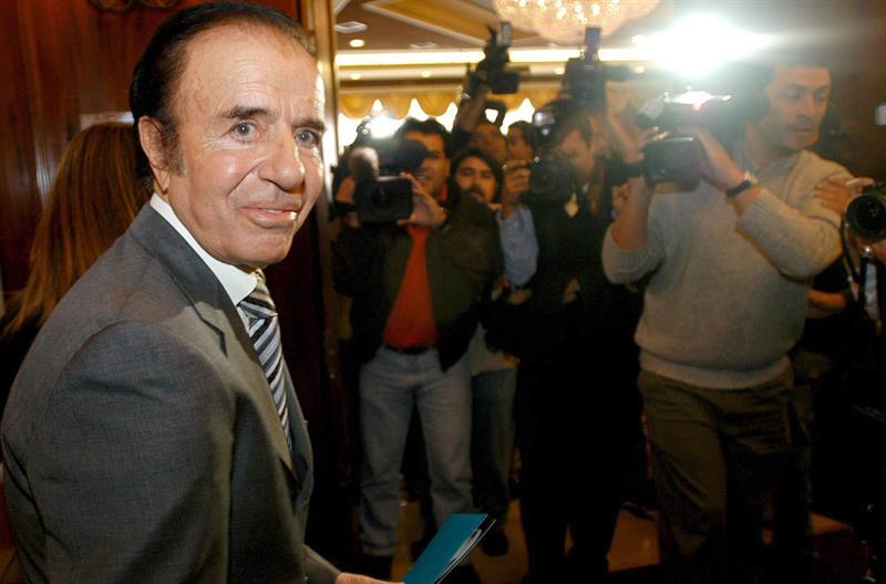 El expresidente de Argentina, Carlos Menem, está vinculado a un caso de malversación en su país.