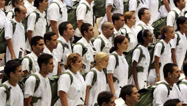 Los médicos cooperantes cubanos prestan su servicio en 77 naciones pobres.