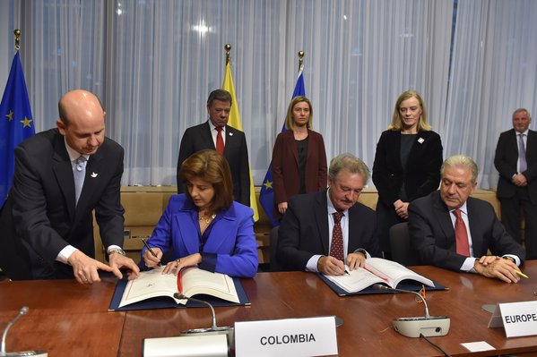 La canciller María Ángela Holguín y representantes de la UE rubricaron el acuerdo que beneficiará a millones de colombianos.