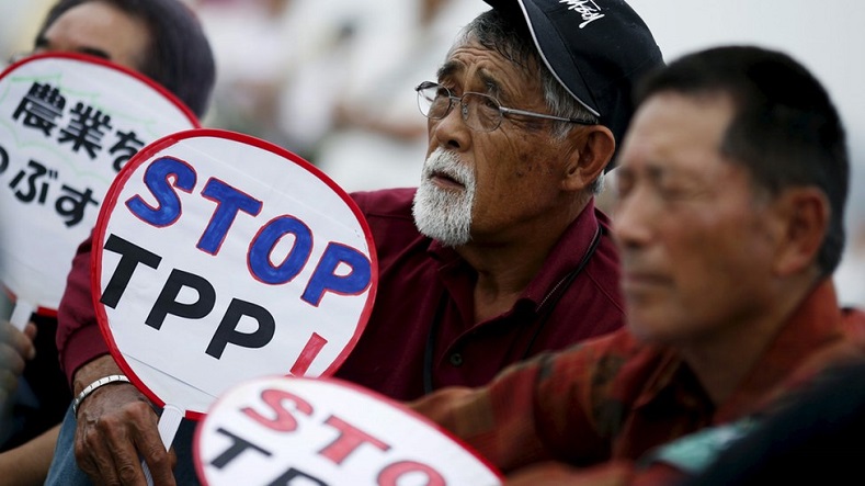 AGRICULTORES JAPONESES SOSTIENEN PANCARTAS CONTRA EL TPP EN UNA MANIFESTACIÓN CONTRA EL GOBIERNO DEL PRIMER MINISTRO, SHINZO ABE, EN TOKIO, JAPÓN, 13 DE JUNIO DE 2015.