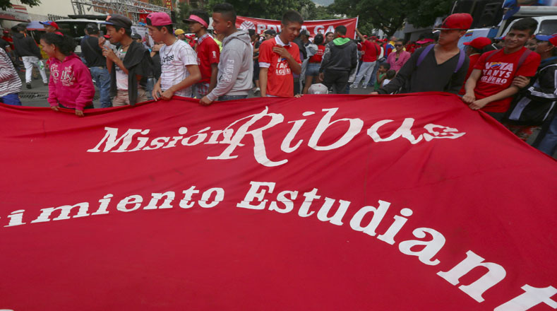 La Misión Ribas ha sido una de las políticas banderas dentro de la revolución bolivariana graduando hasta ahora a un millón de estudiantes. Una hipotética mayoría opositora en el parlamento venezolano, acabaría con la educación gratuita e incluyente.