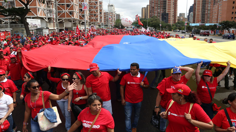 La marea roja se desbordó por las principales avenidas de la capital venezolana en apoyo a a los candidatos de la patria y al primer presidente chavista, Nicolás Maduro.