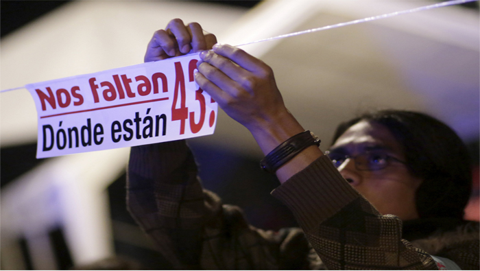 Familiares siguen exigiendo justicias por la aparición con vida de los 43 de Ayotzinapa.