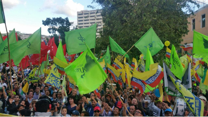 Simpatizantes de la Revolución Ciudadana celebran en las calles la aprobación de las enmiendas.
