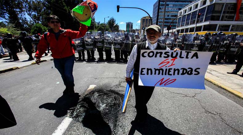 Los seguidores de la derecha se lanzaron a las calles de la capital ecuatoriana con el objetivo de protestar en las afueras del Palacio Legislativo, donde se llevaba a cabo el debate en torno a las enmiendas constitucionales.