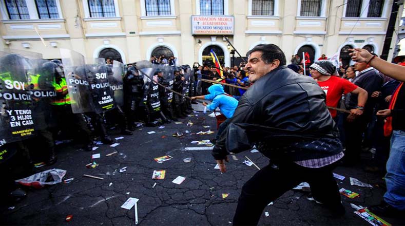 La idea de los opositores era romper el anillo de la Policía, para llevar a cabo la protesta en las cercanías de la Asamblea Nacional.