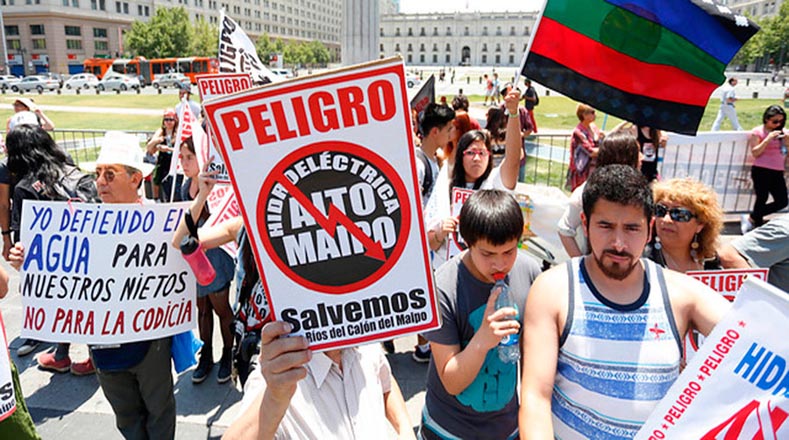 Los manifestantes aseguran que la central hicroeléctrica afectará la calidad del agua potable que reciben los habitantes de Santiago de Chile.