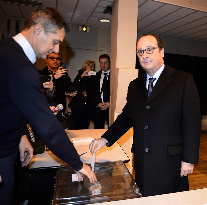 El presidente de Francia, Francois Hollande, ejerció su derecho al voto.