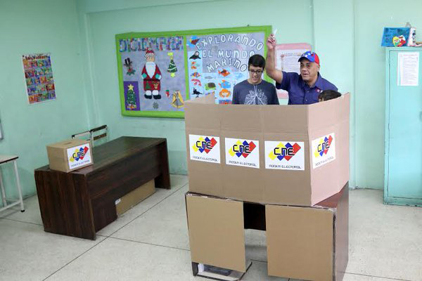 Rodríguez invitó a los venezolanos a sufragar con calma y evitar el voto nulo.