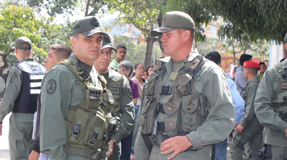 Las fuerzas militares de Venezuela resguardan los comicios parlamentarios, especialmente, en la entidades fronterizas con Colombia donde rige un estado de excepción.