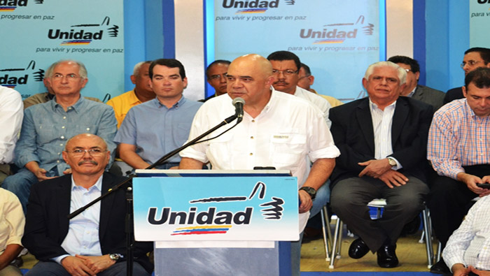 El secretario de la autodenominada MUD, Jesús Torrealba, convocó a los venezolanos que todavía no han ejercido su derecho al voto a acudir al centro de electoral correspondiente.
