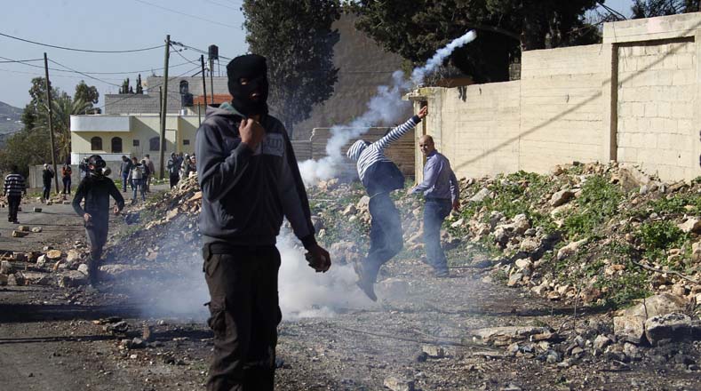 Jovenes árabes luchan por la resistencia y causa palestina.