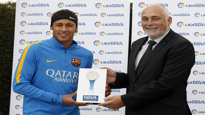 Un representante de la BBVA premia al brasileño Neymar como mejor jugador del mes de noviembre en la liga.