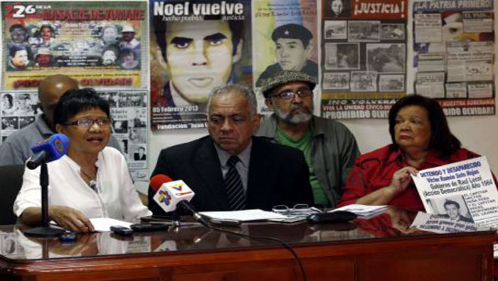 La diputada Marelis Pérez Marcano y el abogado Ignácio Ramírez, junto a familiares y amigos del Frente denunciaron a la derecha venezolana ante medios de comunicación.