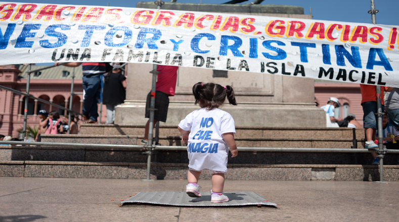 En esta imagen se observa a una niña luciendo una camisa que destaca la importancia del Gobierno de Cristina Fernández para el futuro de los hombres y mujeres del mañana.