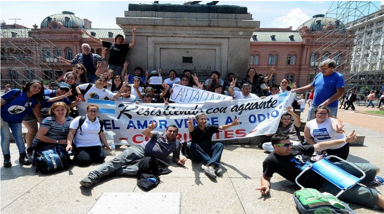 Jóvenes ratifican su lealtad a la presidenta Cristina Fernández a pocas horas de abandonar sus funciones como jefa de Estado.