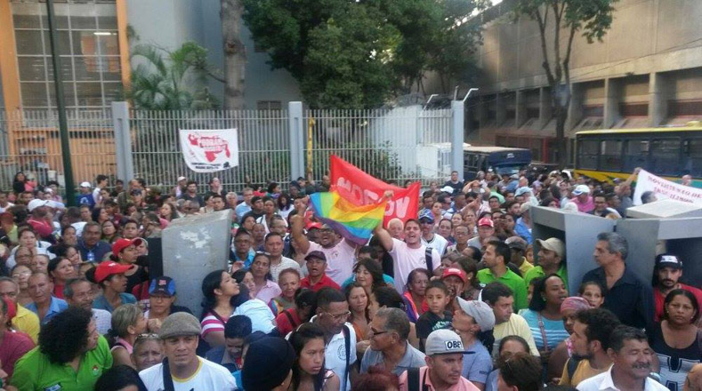 Centenares de venezolanos se congregaron este miércoles a las afueras del Palacio de Miraflores para llevar propuestas de rectificación y autocrítica de la Revolución Bolivariana.