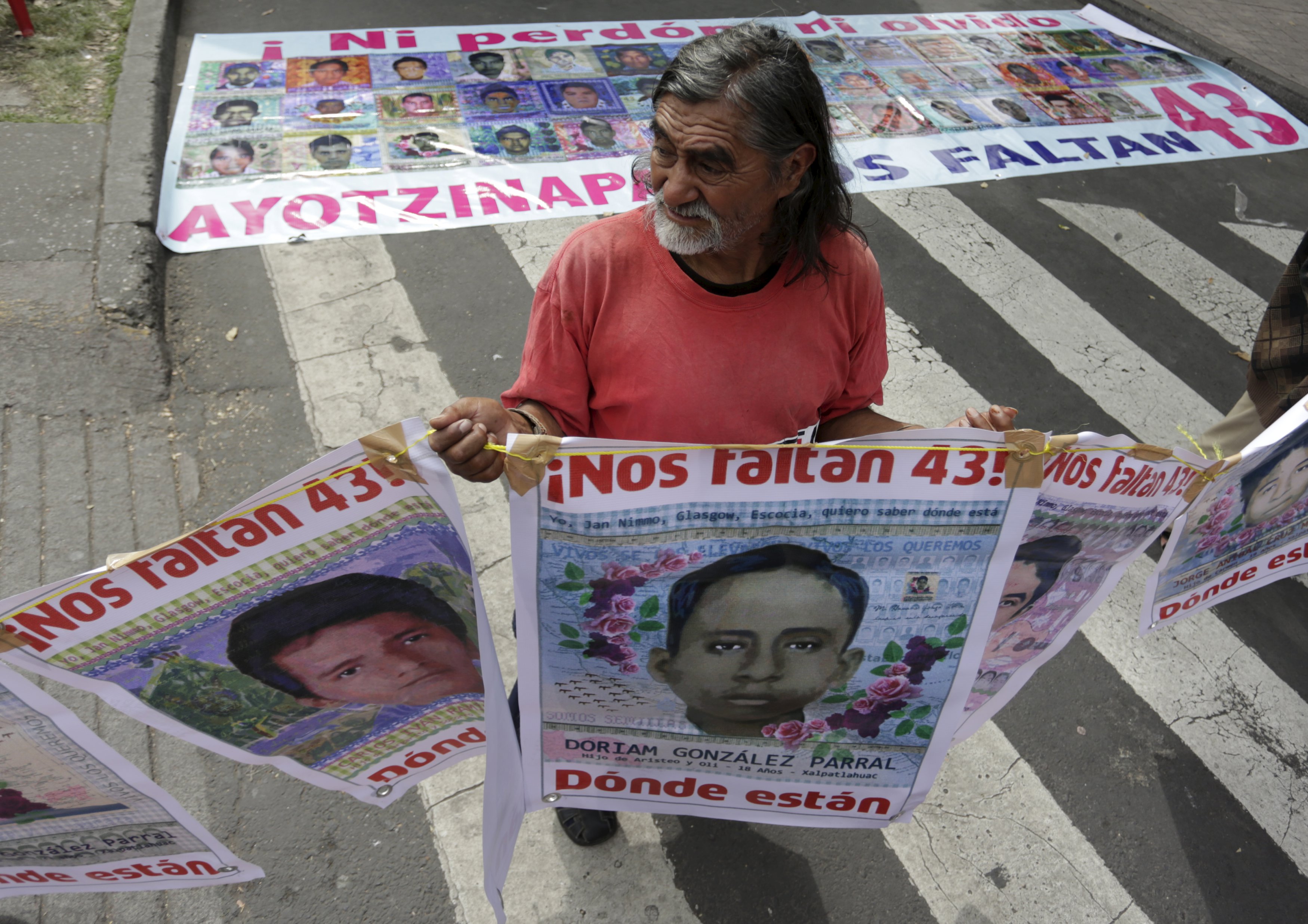 Familiares y ciudadanos comunes se mantienen en las calles para exigir el regreso de los desaparecidos en Iguala, hecho que ocurrió en septiembre de 2014.