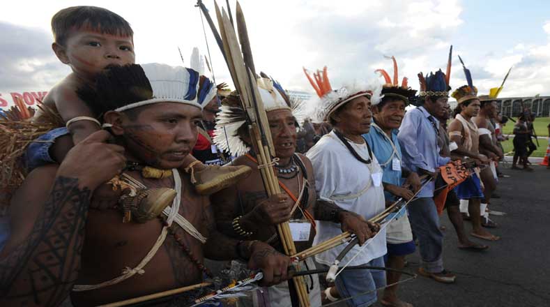 Los pueblos indígenas han denunciado por décadas ser víctimas de los proyectos mineros que emprenden Gobiernos como el peruano. La explotación descontrolada de la tierra destruye el entorno de muchas tribus y contamina sus alimentos.