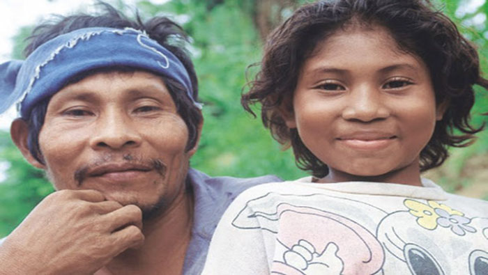 Un padre del pueblo indígena Pech junto con su hija.