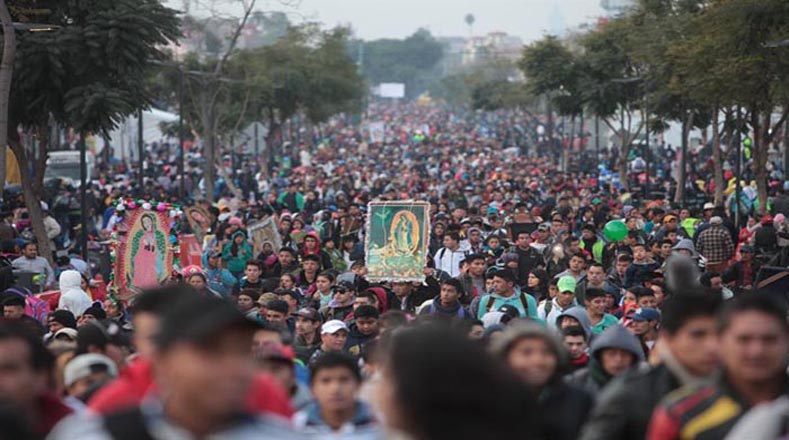 Miles de feligreses caminan hasta el templo de la virgen de Guadalupe, en Ciudad de México.