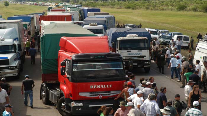Las patronales agricolas trancaron las carreteras para evitar el transporte de alimentos por el país