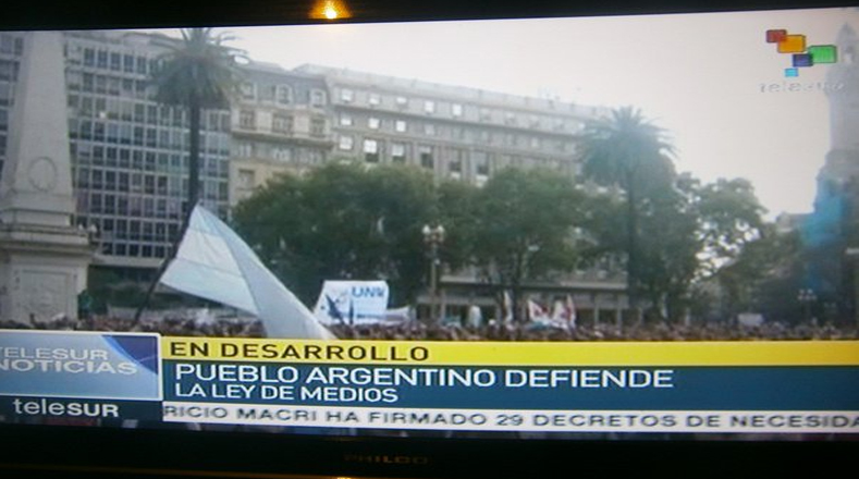 Usuarios de la red social Twitter agradecen a teleSUR por ser el único medio de comunicación que informa sobre la manifestación en defensa de la Ley de Medios en Argentina.