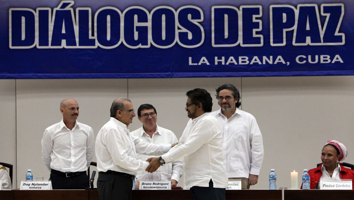 Delegaciones de las FARC y el gobierno colombiano sellan acuerdo sobre las víctimas del conflicto.