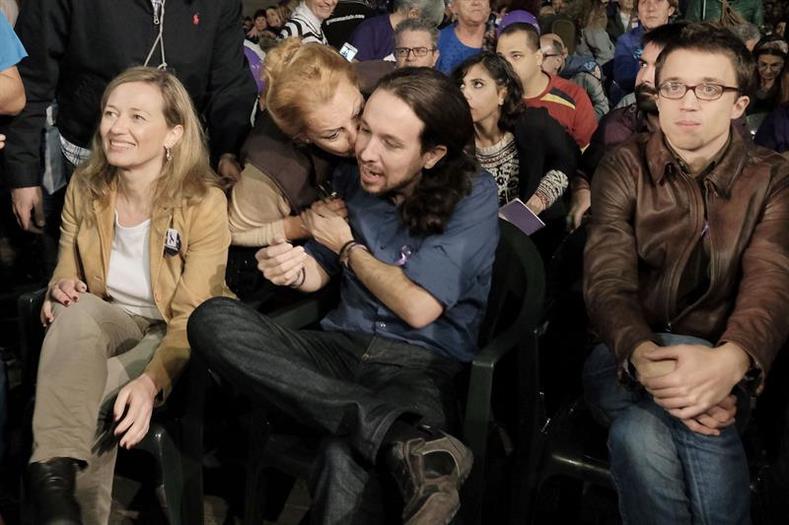 El líder de Podemos Pablo Iglesias recibe un beso de una seguidora en un evento de campaña en Gran Canaria.