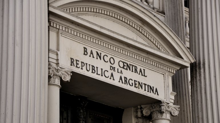 El nuevo mandatario argentino continúa aplicando políticas que estarían perjudicando el desarrollo económico de la nación.