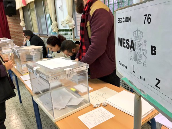Los españoles deciden este domingo su futuro en las urnas.