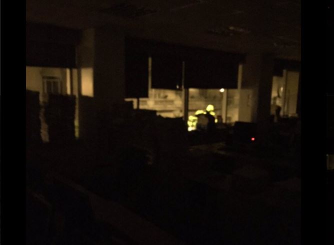 Los interventores del gobierno de Macri cortan la luz en AFTIC para que los trabajadores desalojen.