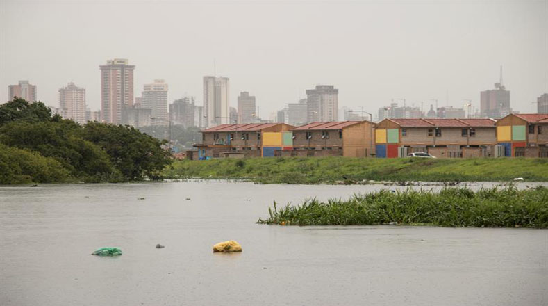 Según el último boletín de la Defensa Civil brasileña, un total de mil 534 familias perdieron su vivienda o tuvieron que abandonarla temporalmente.