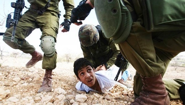 Un joven palestino es detenido por soldados israelíes durante una protesta contra el asentamiento judío de Karmi Tsour el 23 de octubre de 2010.