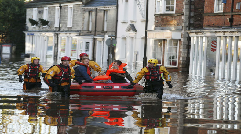 Los servicios de emergencia han evacuado a centenares de residentes de la ciudad de York.